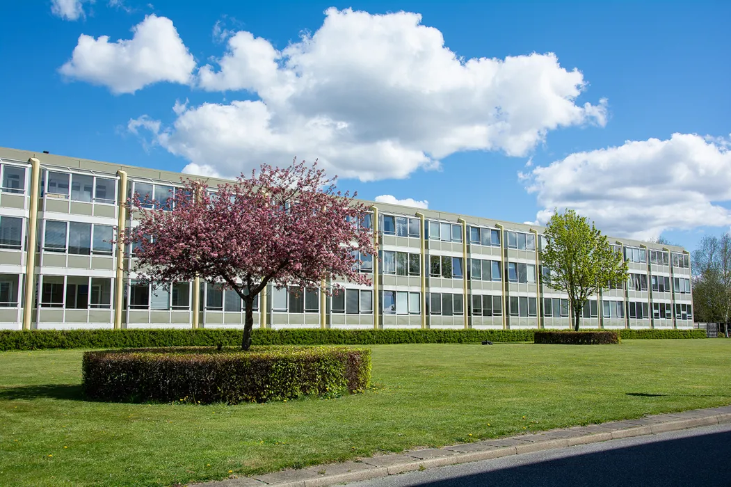 Rummelig 4-værelses lejlighed med to lukkede altaner i Holmparken 1